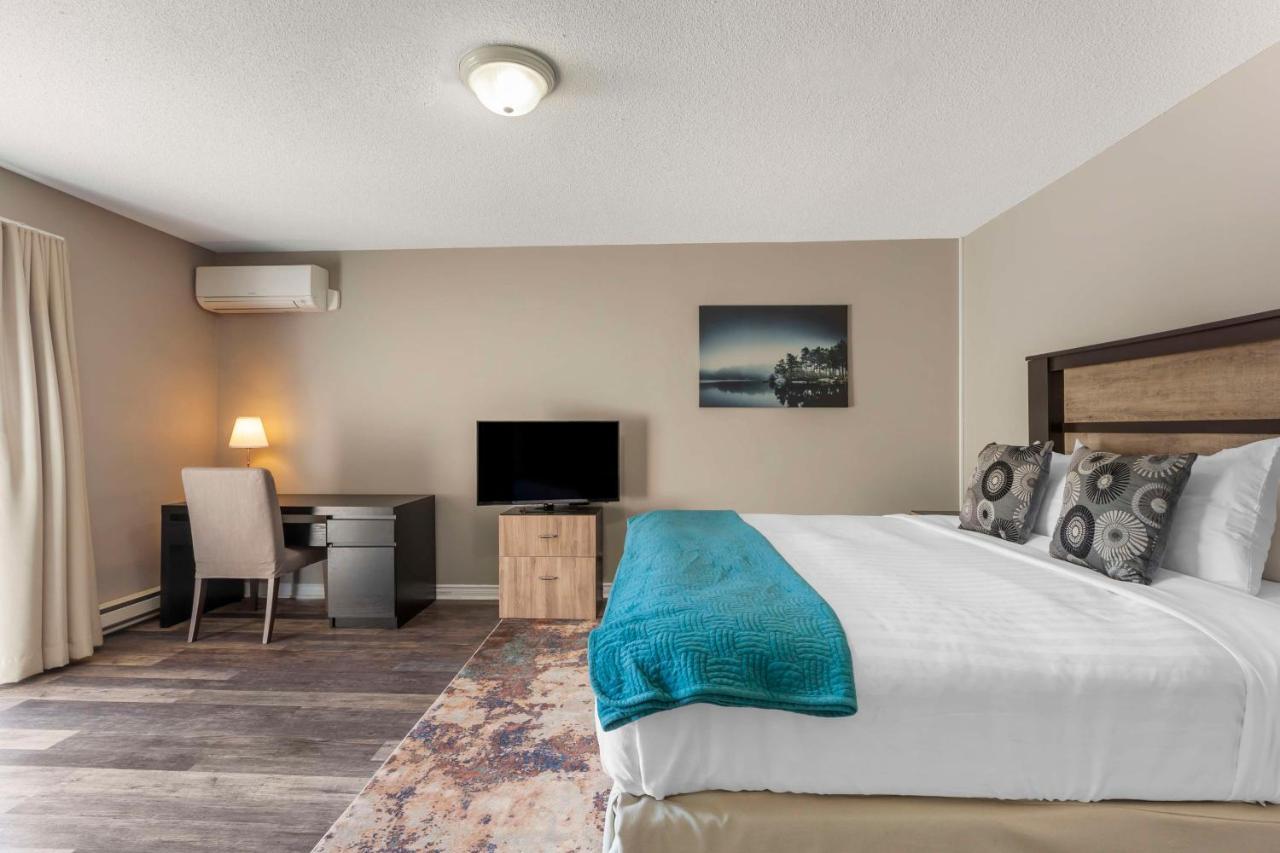 Zimmer mit Queensize-Bett sowie Terrasse und Seeblick