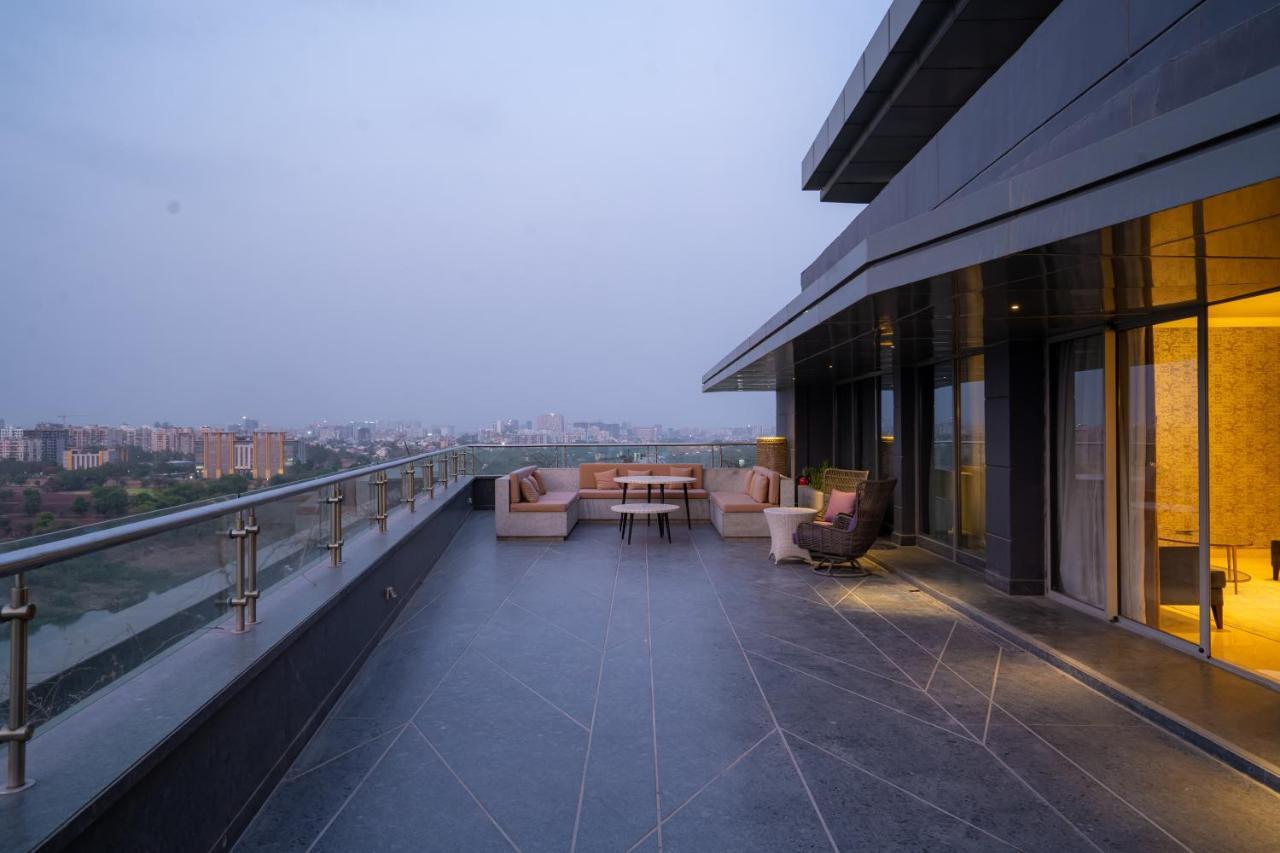 1 King Bed Executive Lounge Access Large Private Terrace Penthouse Suite Enjoy 11 on beverages during Golden Hours 4-8PM Mon-Sat