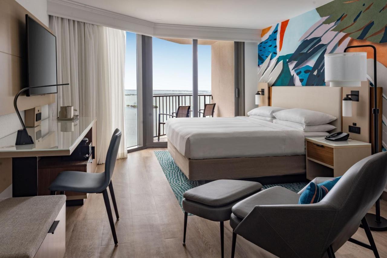 Chambre Lit King-Size avec Vue Partielle sur la Baie