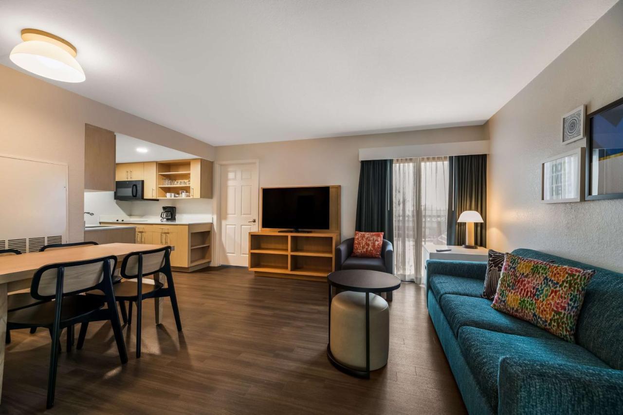 One-Bedroom King Suite