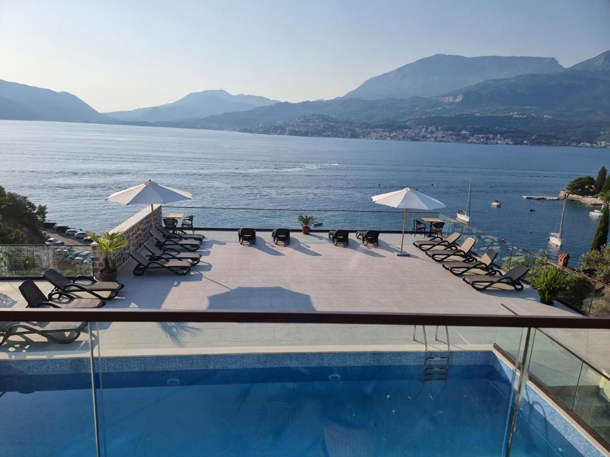 Family Room with Balcony and Sea View
