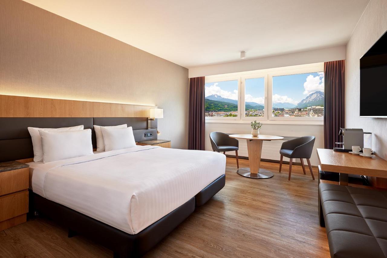 Standard Zimmer mit Kingsize-Bett und Bergblick