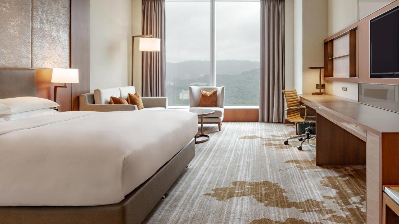 Executive Guest Room with King Bed and Lounge Access