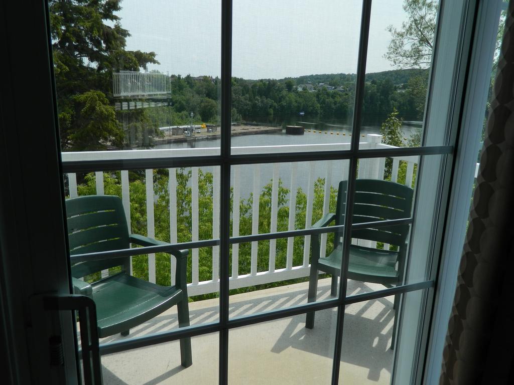 Queen Room with Balcony - Non-Smoking