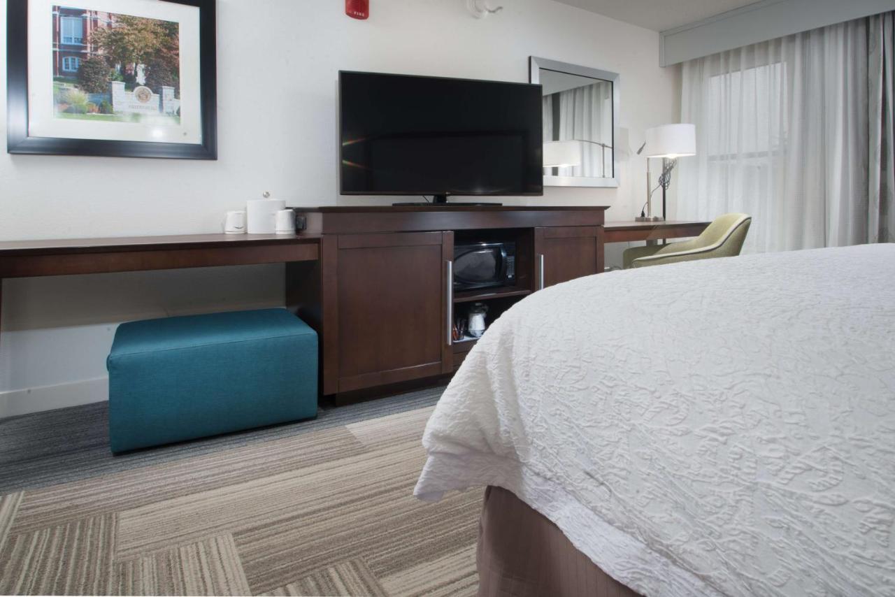 King Room with King Bed - Non-Smoking