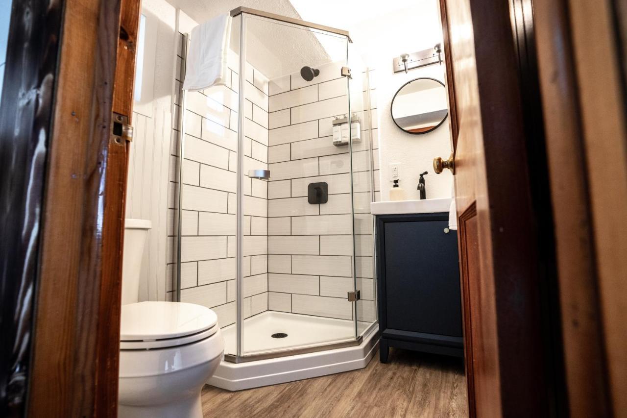 Deluxe Queen Suite