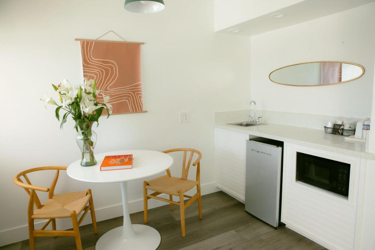 Habitación con cama extragrande y sofá cama - Frente a la playa