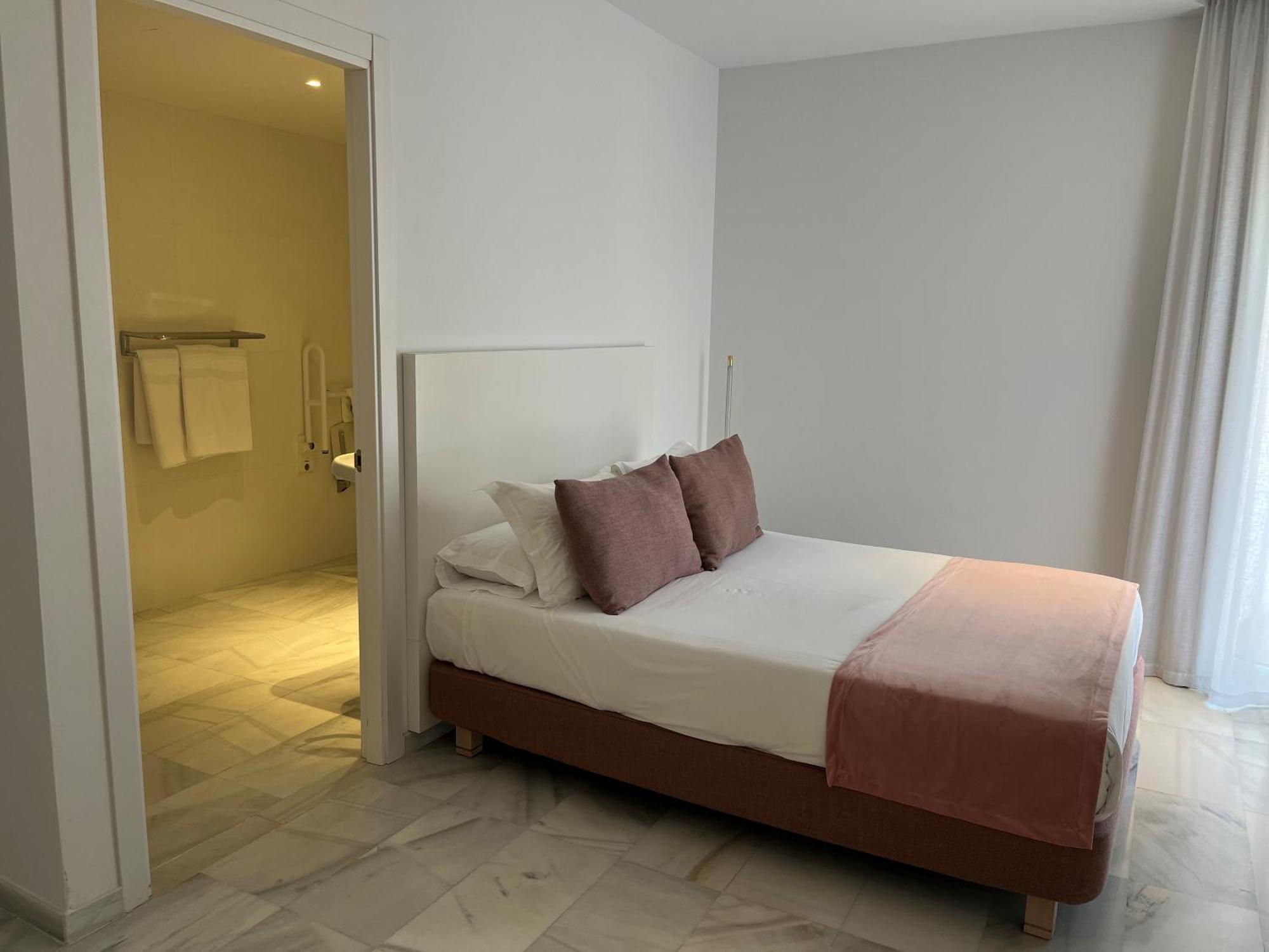 Chambre Double - Accessible aux Personnes à Mobilité Réduite