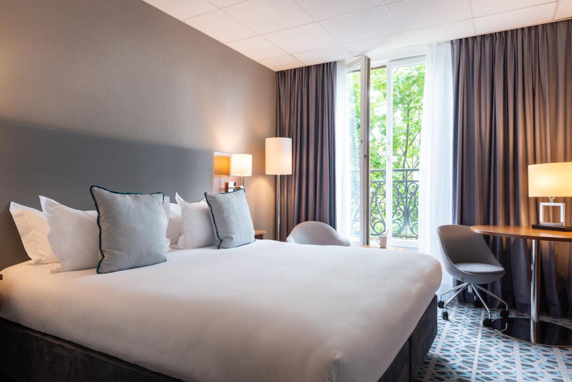 Premium Zimmer mit Kingsize-Bett und Blick auf die Stadt