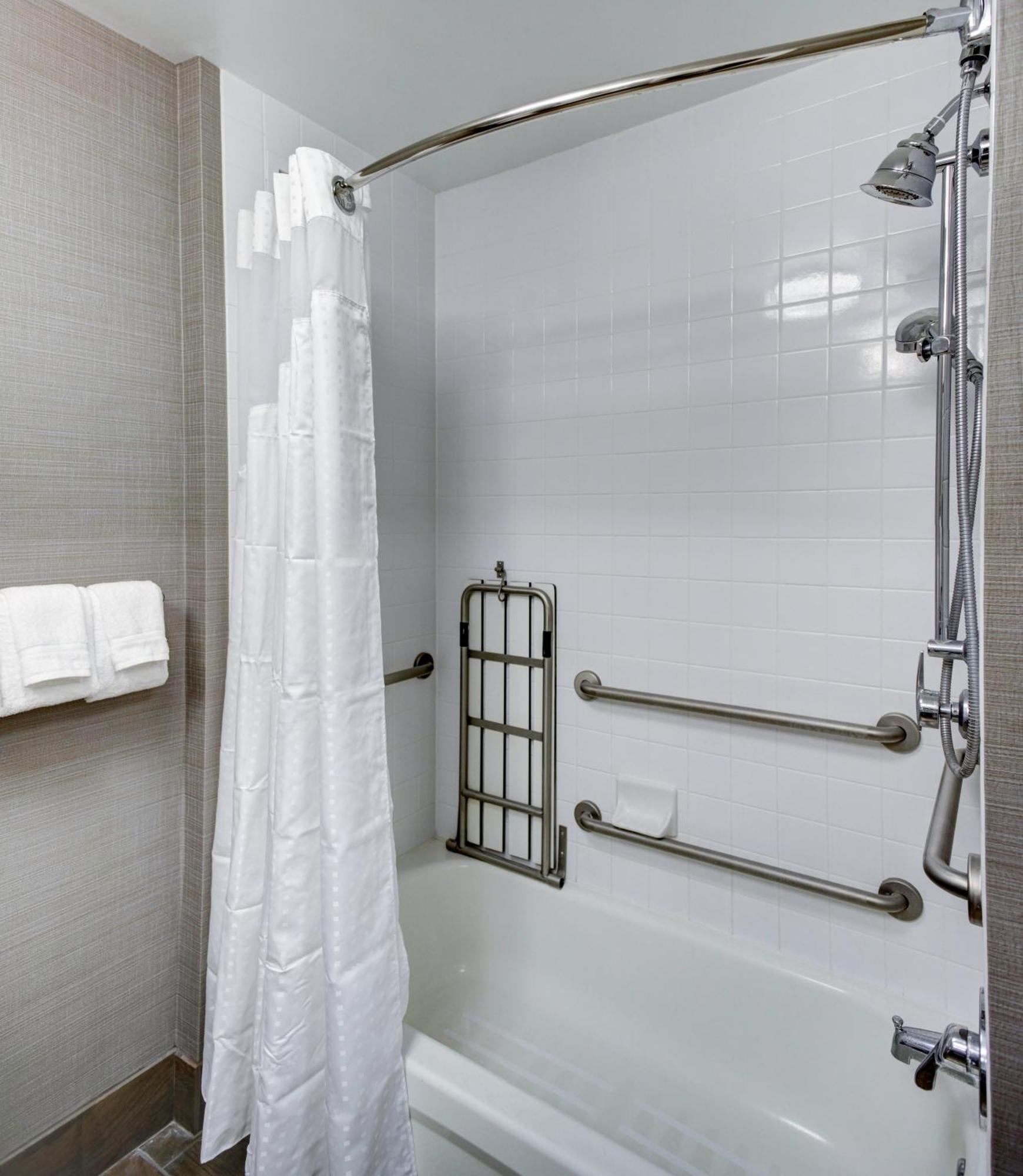 Queen Room Two Queen Beds Hearing Accessible Roll Shower Non-Smoking
