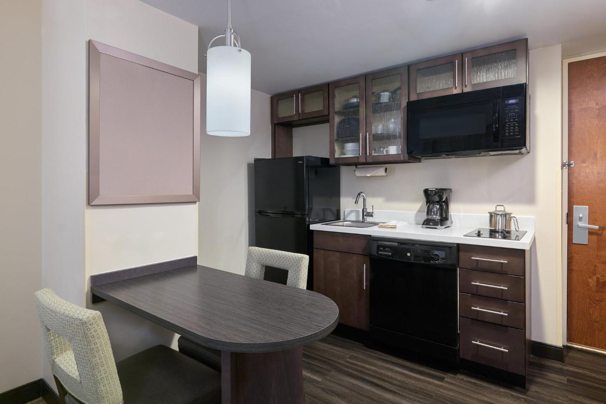 One-Bedroom Queen Suite