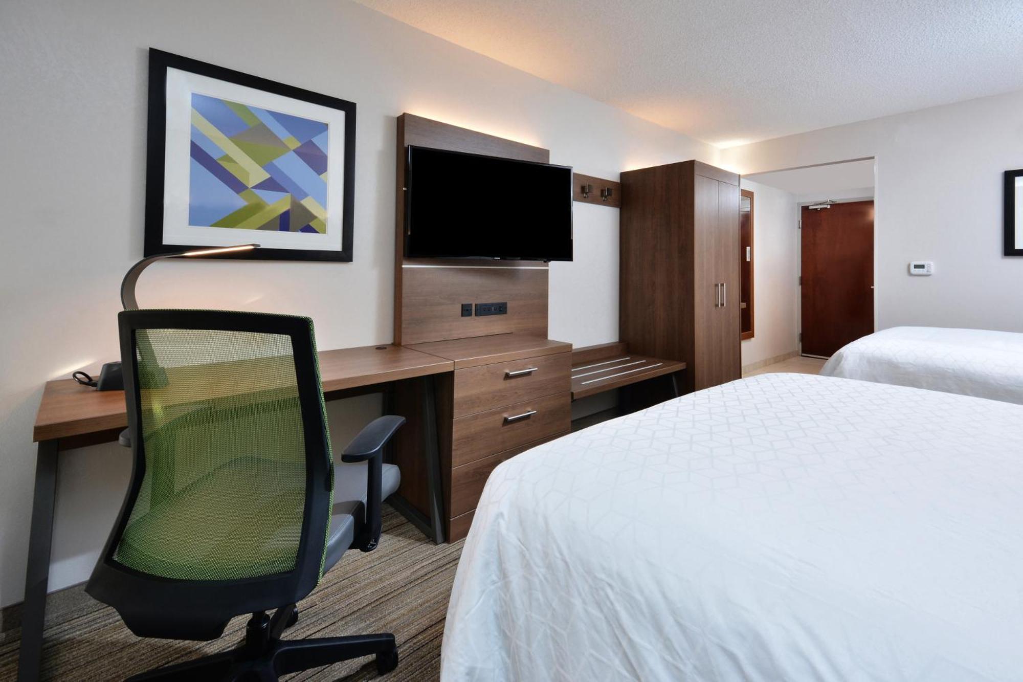 Standard Queen Room with Two Queen Beds and Mobility Accessible Tub