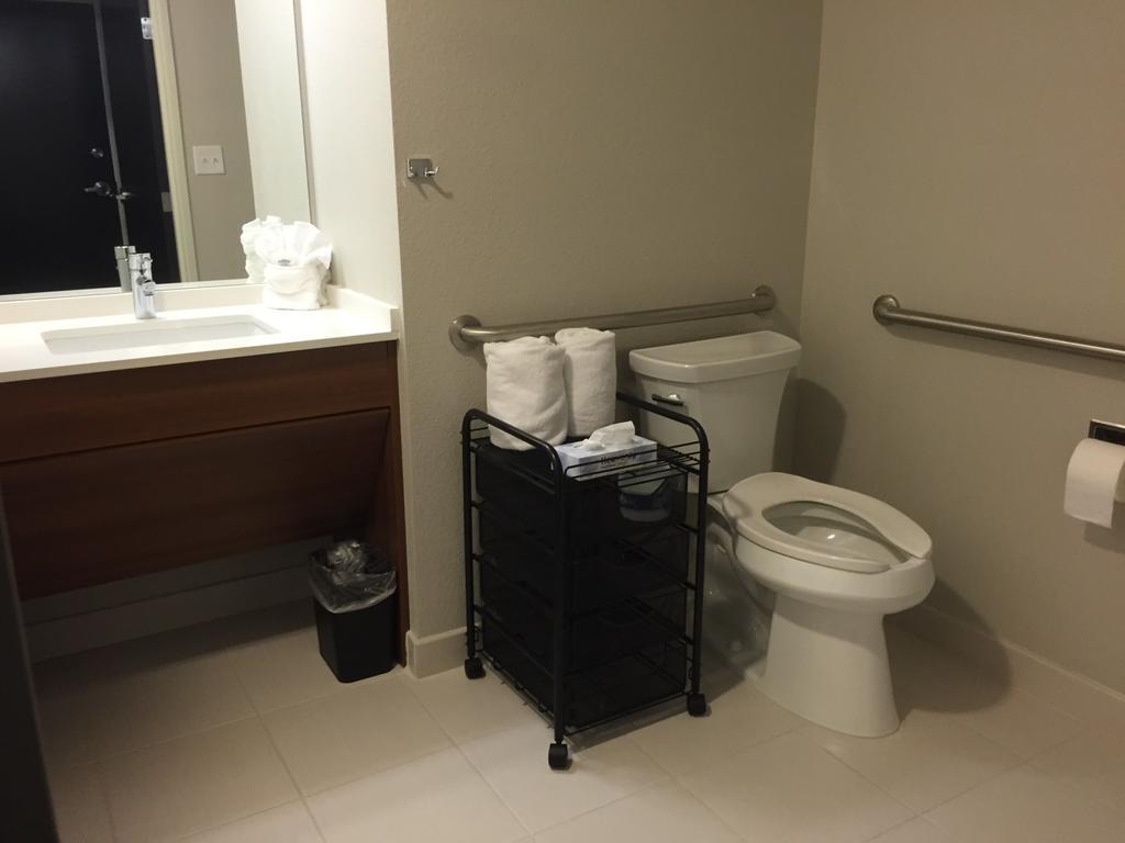 Queen Room with Two Queen Beds and Bath Tub - Mobility/Hearing Access - Non-Smoking
