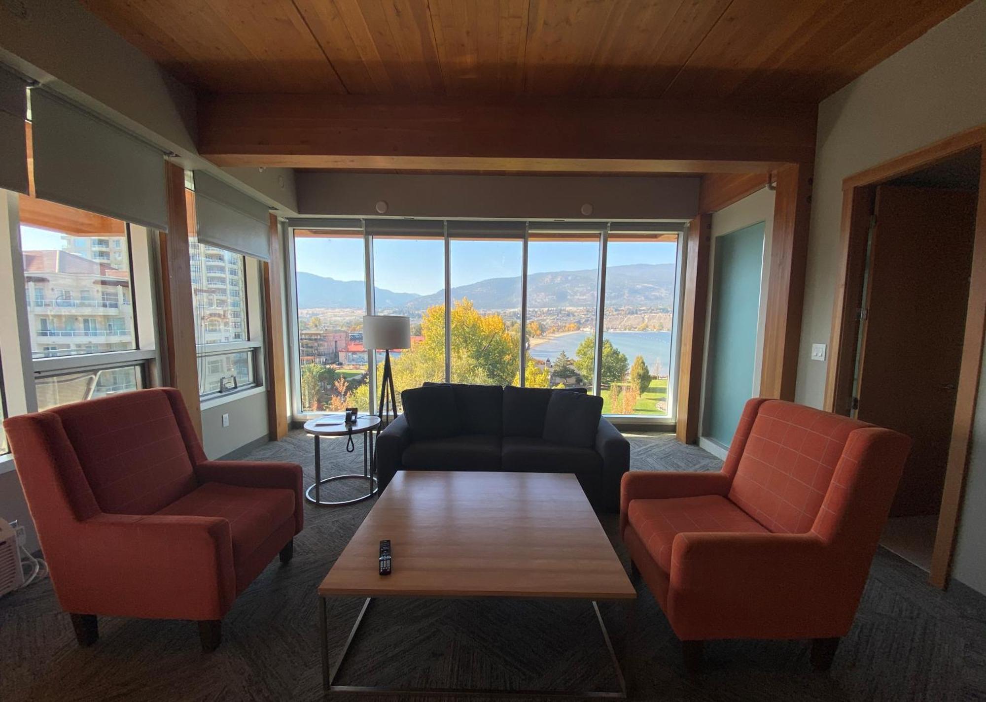 West Wing Suite mit teilweisem Seeblick