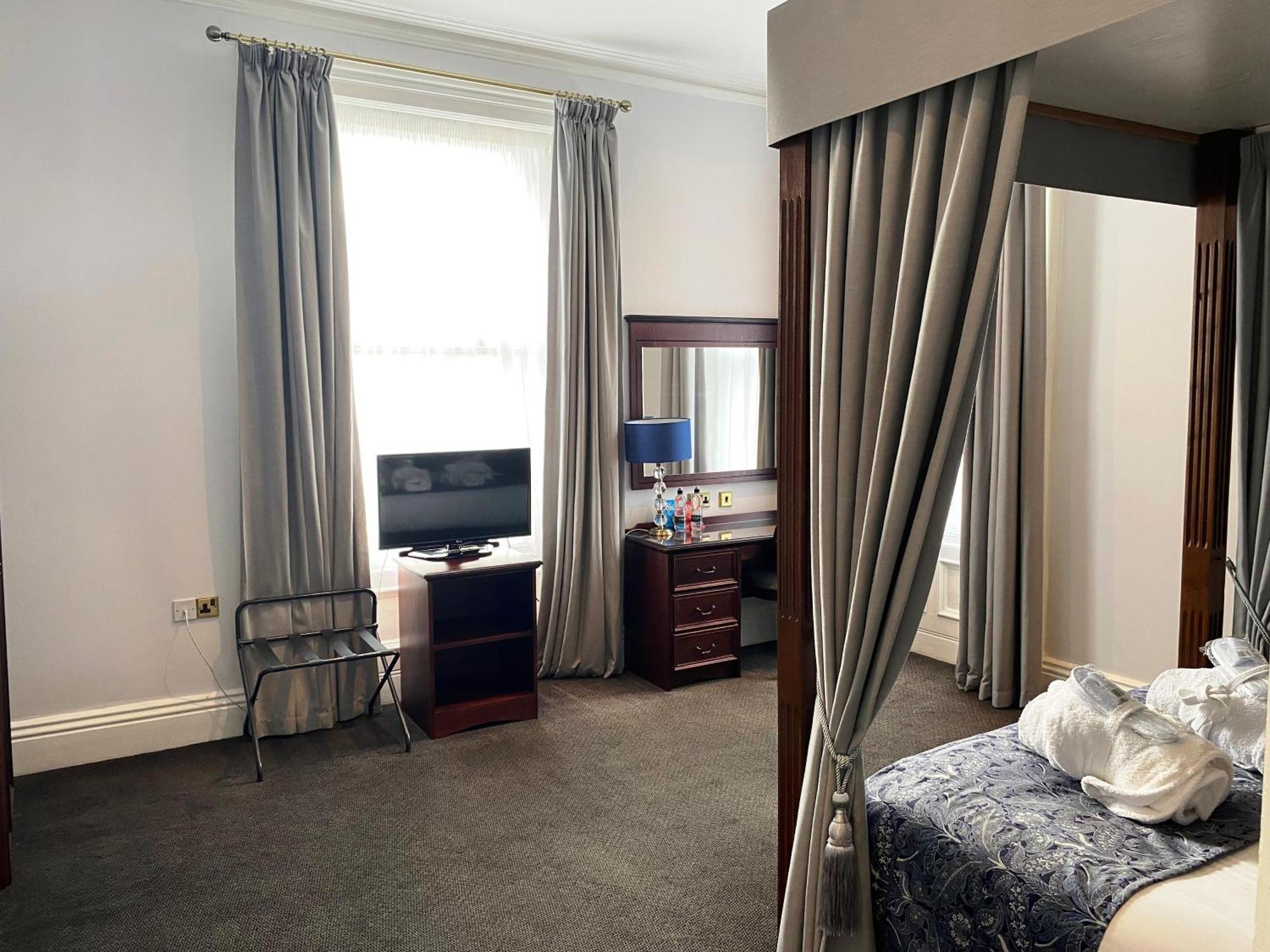 Suite With Four Poster Bed