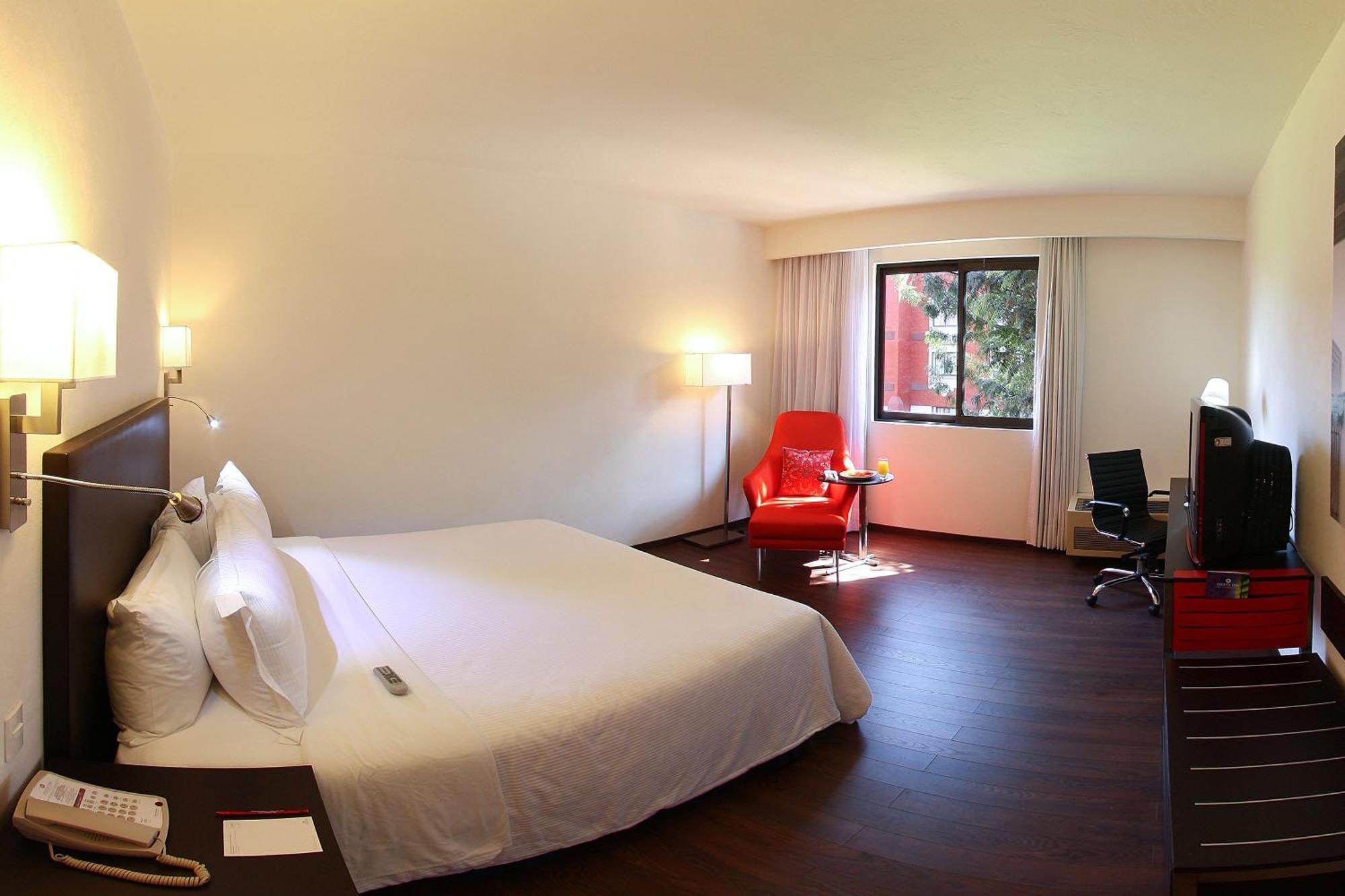 Habitación con cama extragrande.