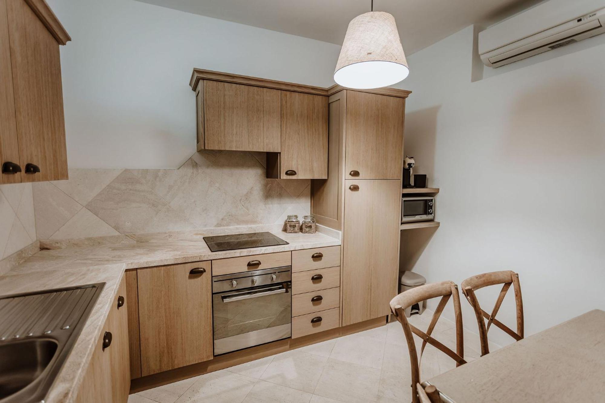 Deluxe Suite Kitchenette Pool View