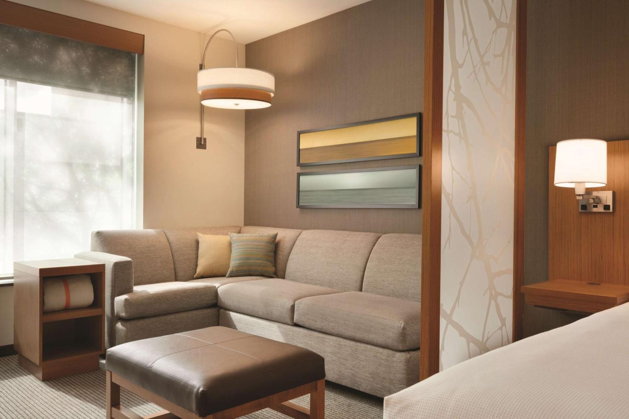Zimmer mit Kingsize-Bett und Schlafsofa