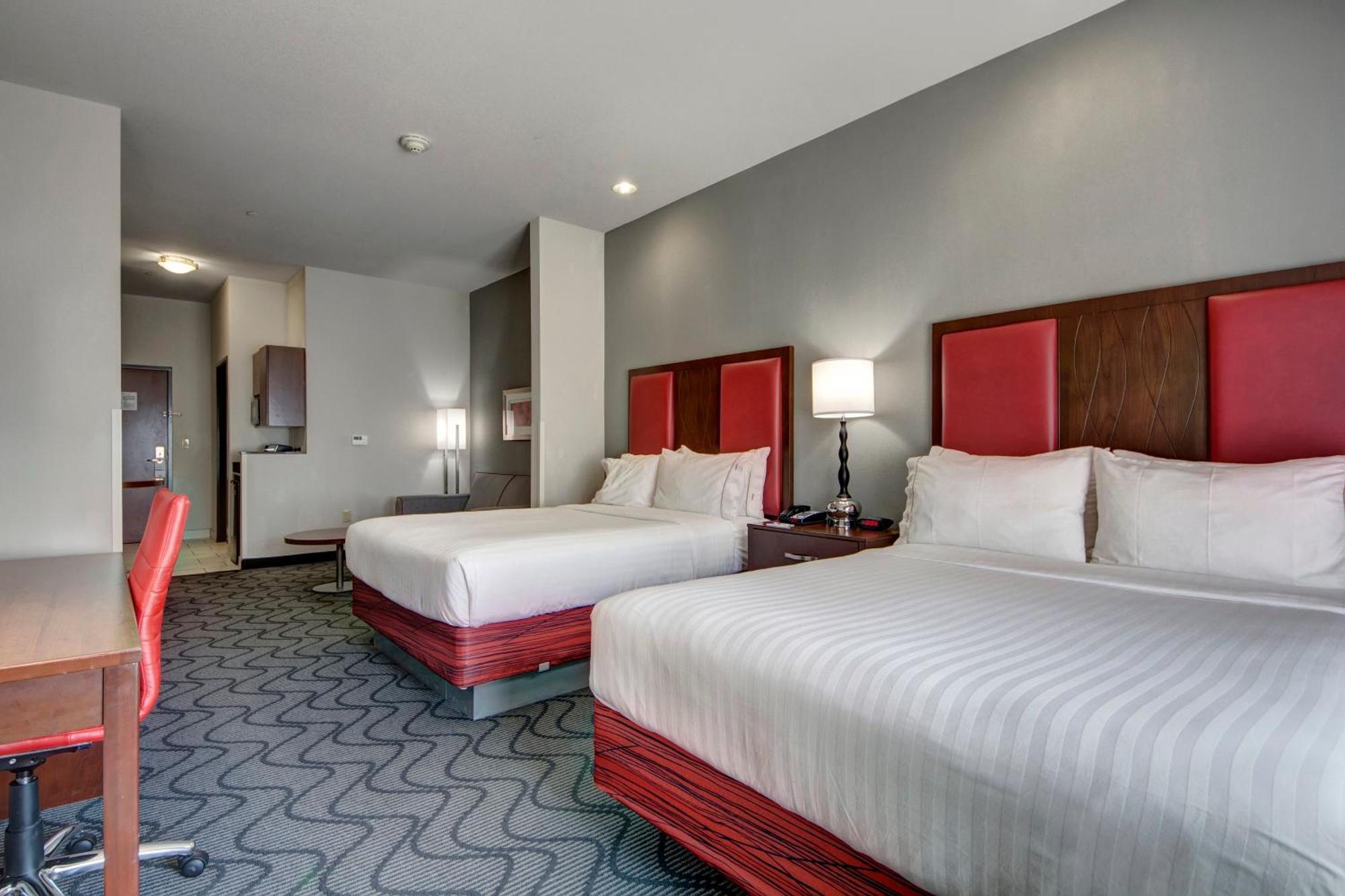 Queen Suite Two Queen Beds