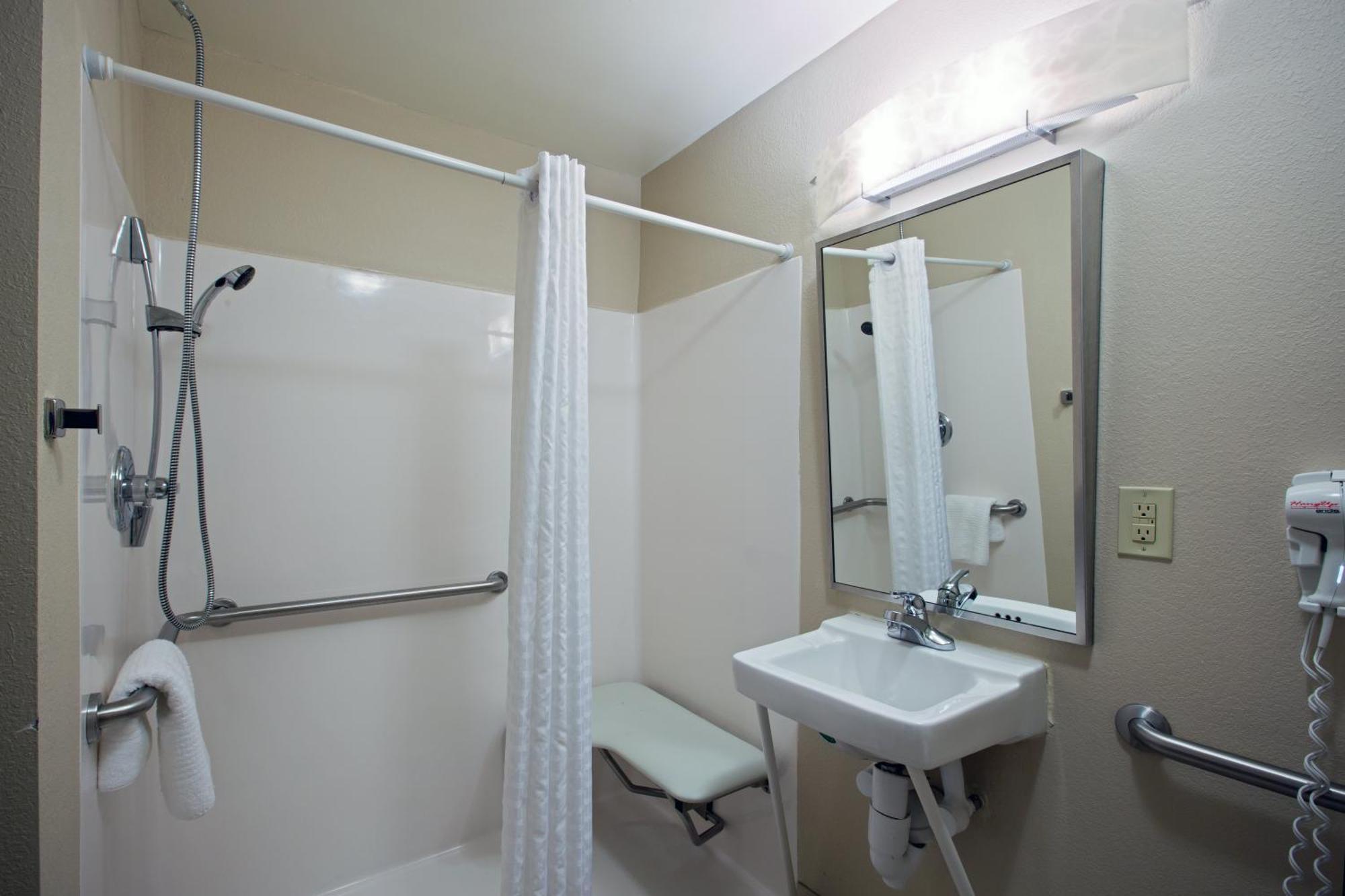 One-Bedroom King Suite with Communications Accessible Roll-In Shower