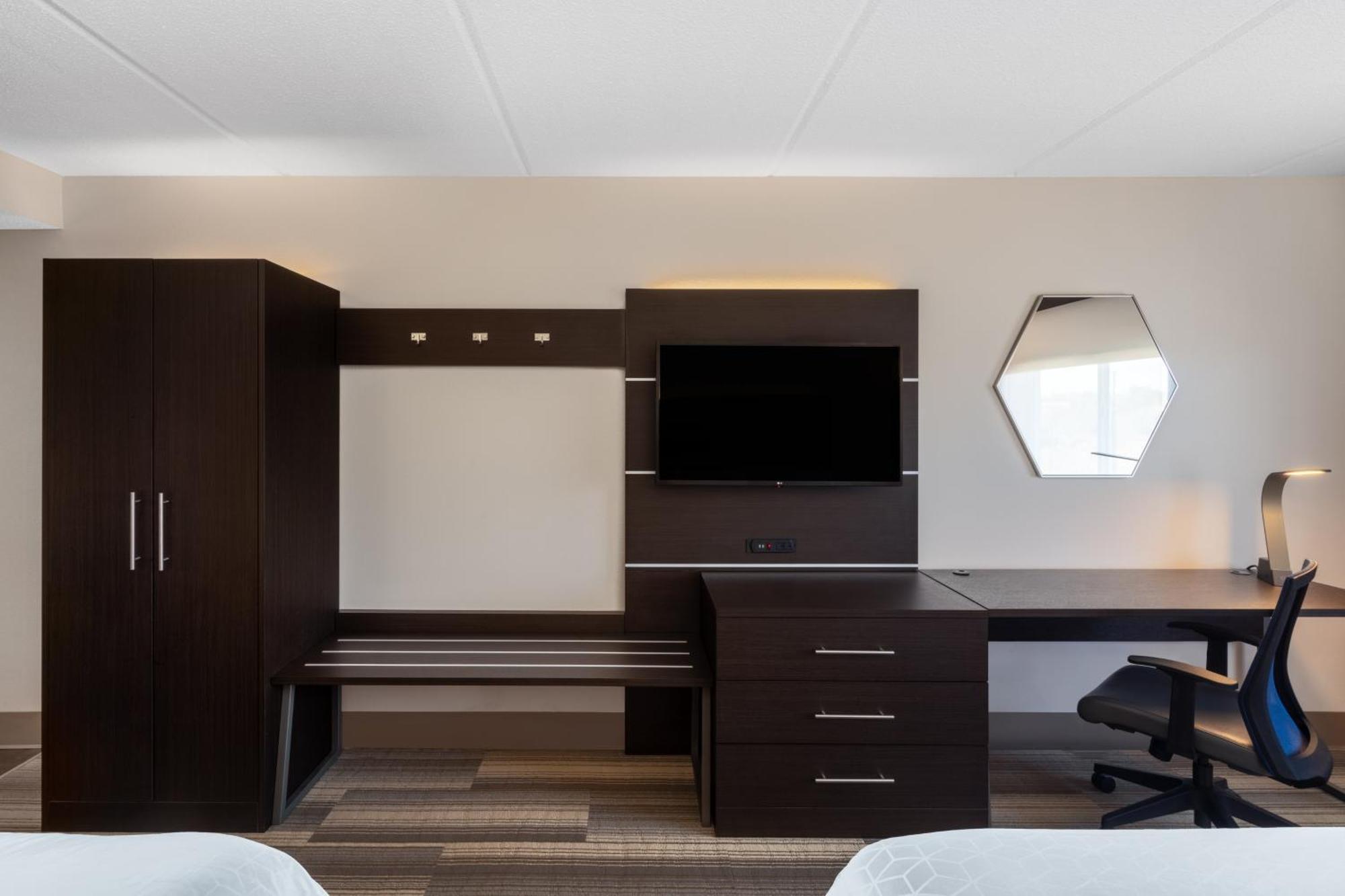 Queen Room with Two Queen Beds - Disability Access Hearing Accessible - Roll-In Shower