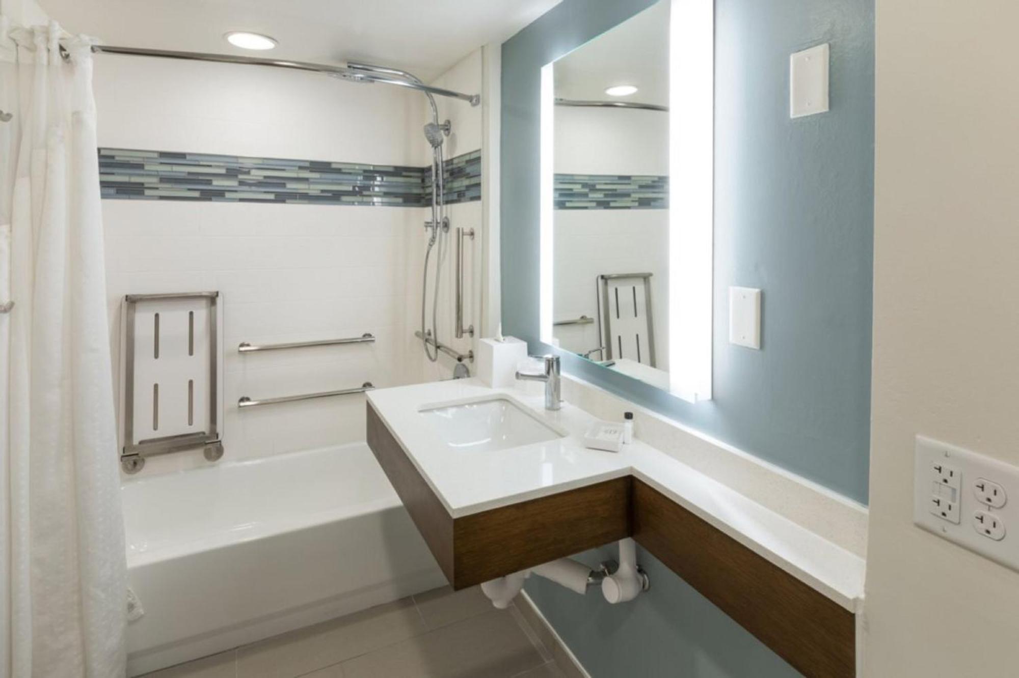 Standard Queen Room Two Queen Beds Tub