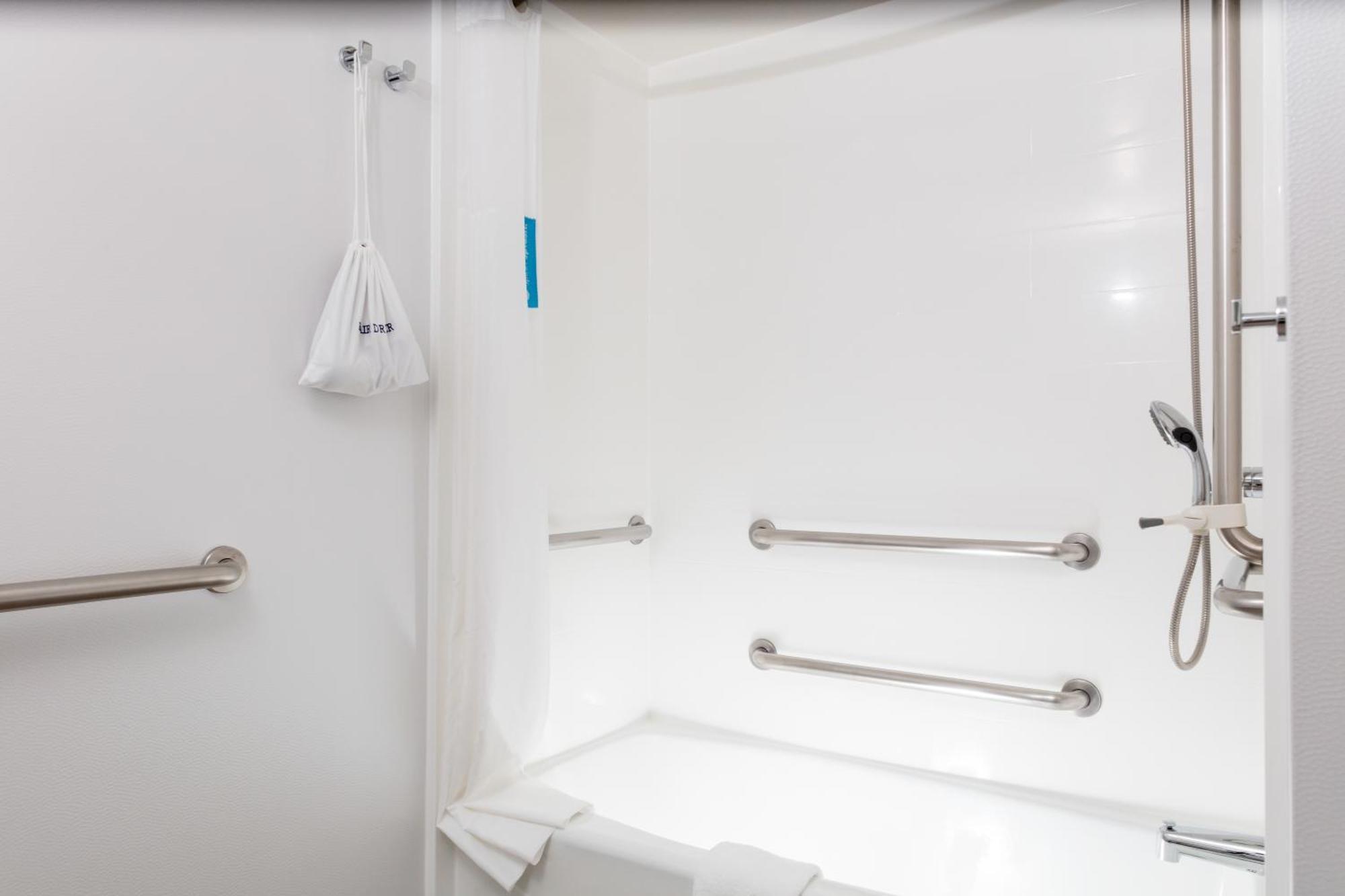 King Room Bath Tub Mobility Access