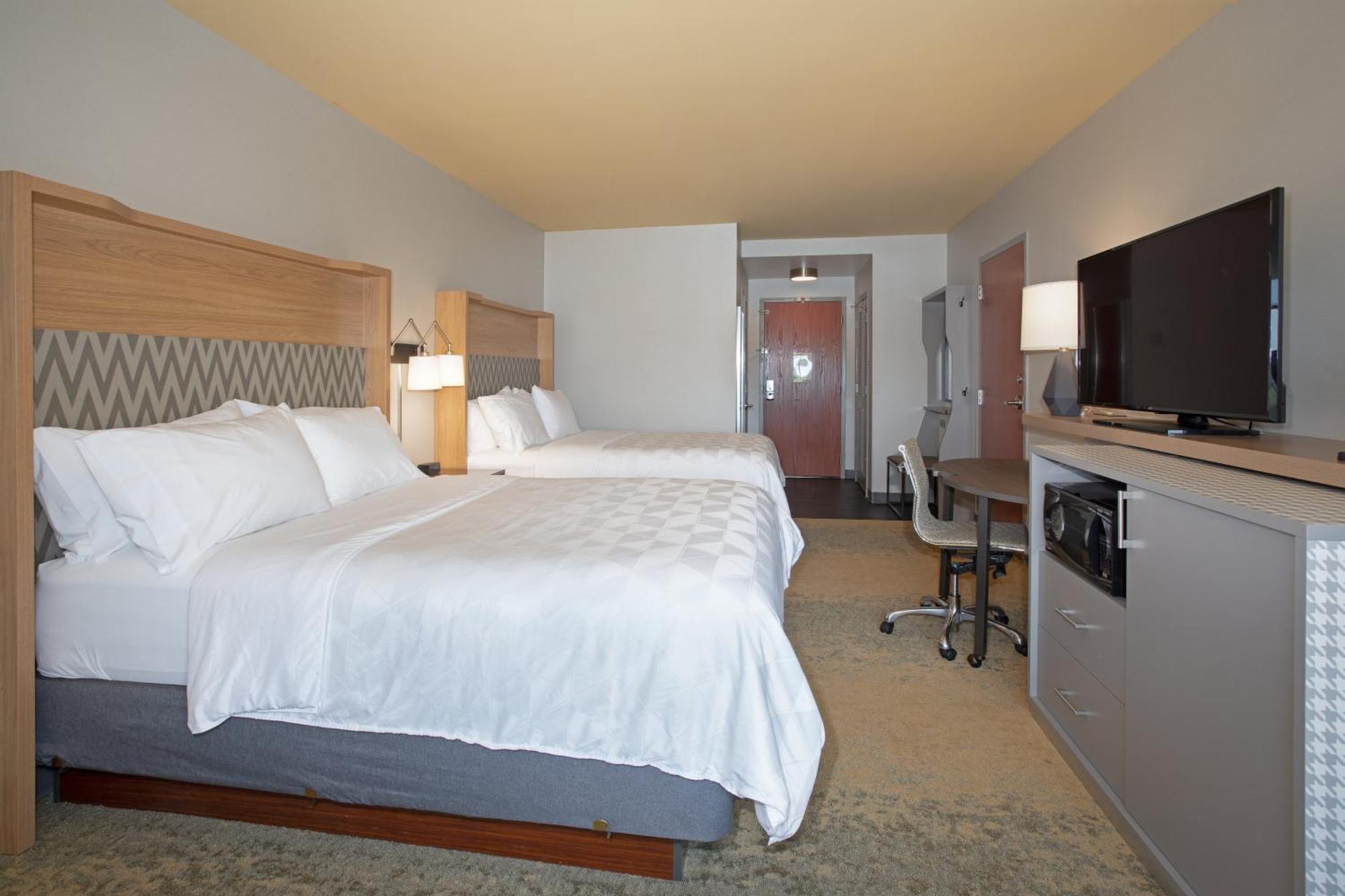 Standard Queen Room Two Queen Beds Tub Communications Accessible