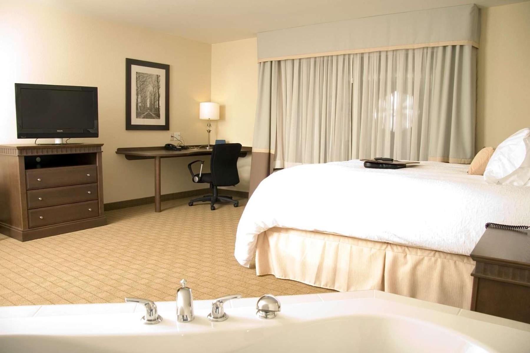 King Studio Suite with Whirlpool - Non-Smoking