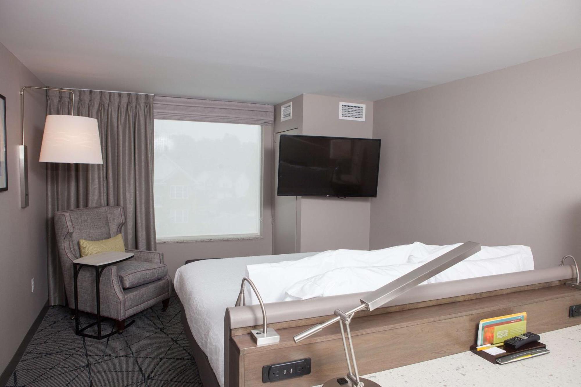 King Room with Roll-In Shower - Mobility Access