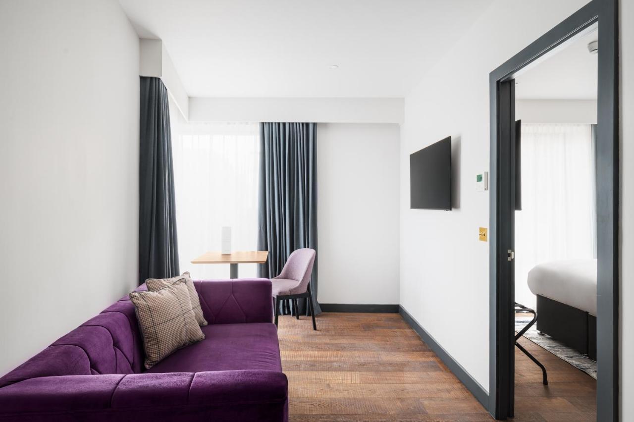 Corner Studio Queen Suite