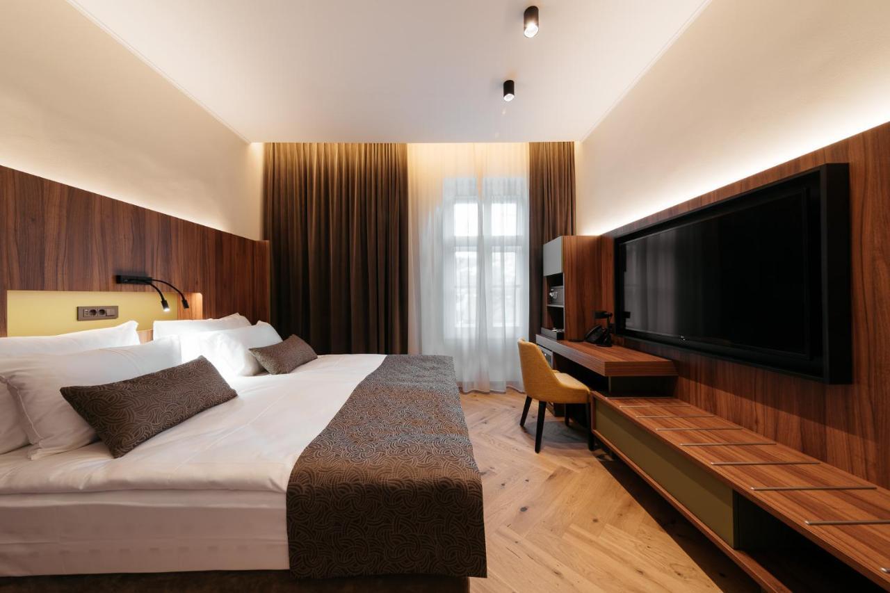 Zimmer mit Kingsize-Bett