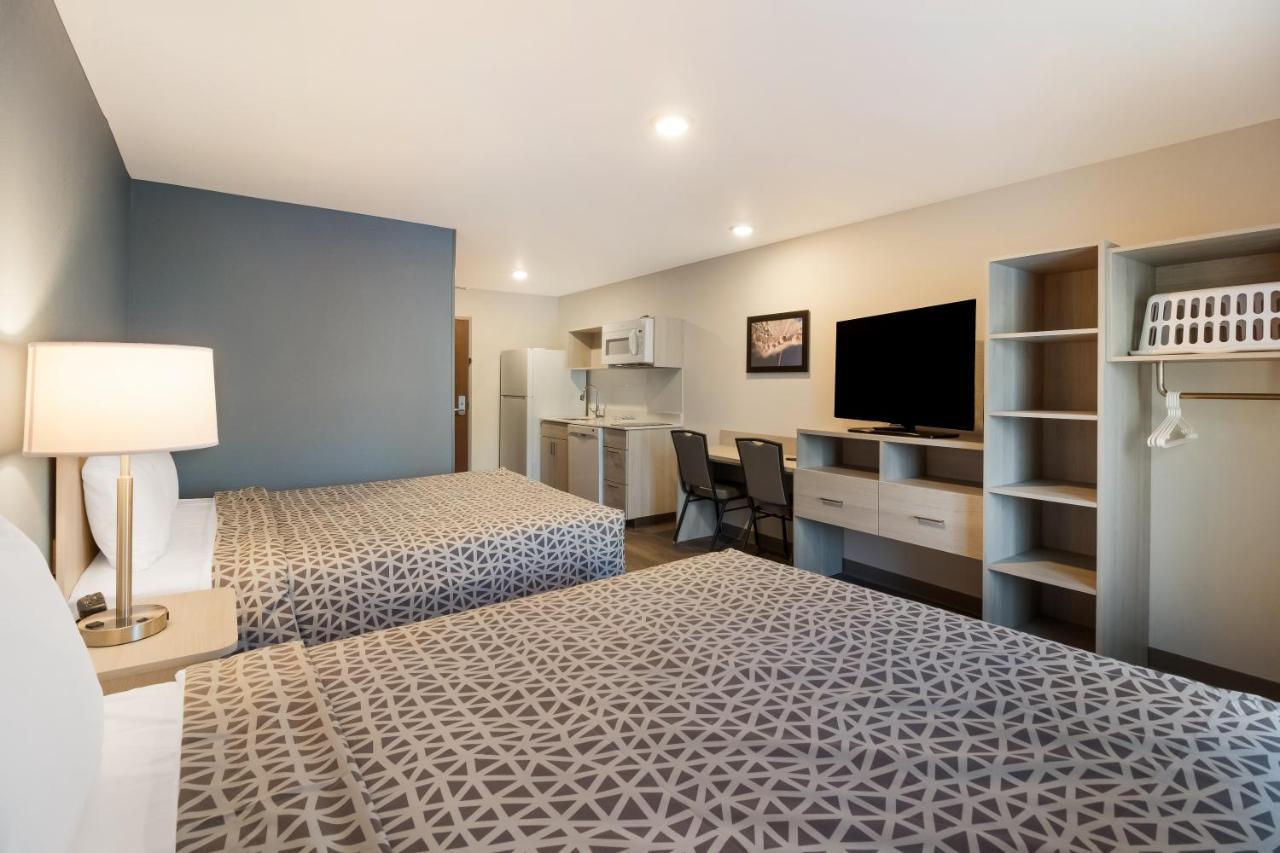 QUEEN SUITE TWO QUEEN BEDS W DISHWASHER (DISHES/COOKWARE INCLUDED)