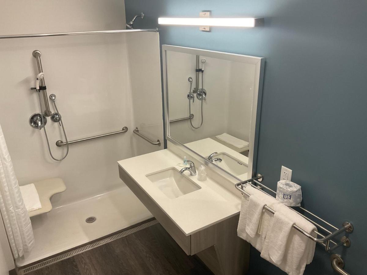 QUEEN SUITE W DISHWASHER DISHES or COOKWARE ACCESSIBLE ROLL SHOWER