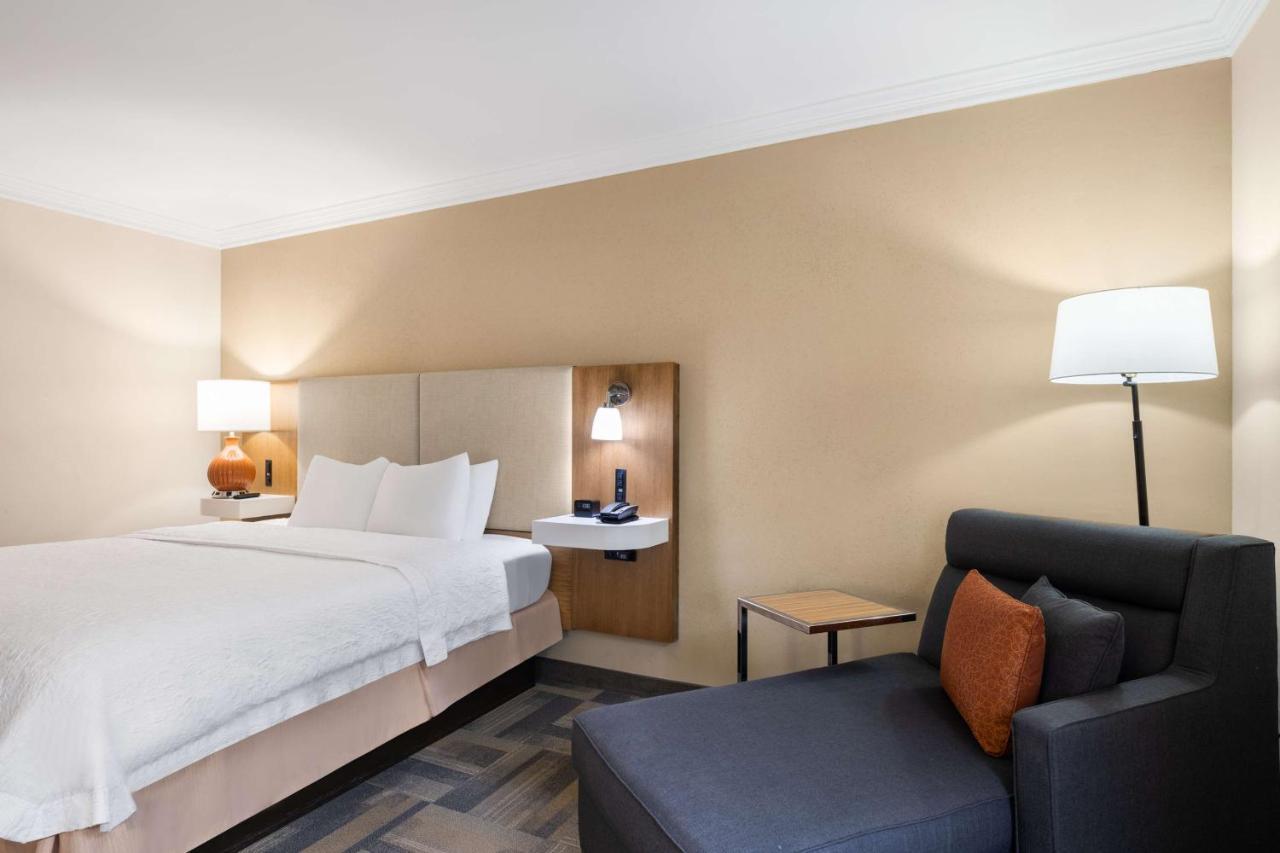 King Room with King Bed - Non-Smoking