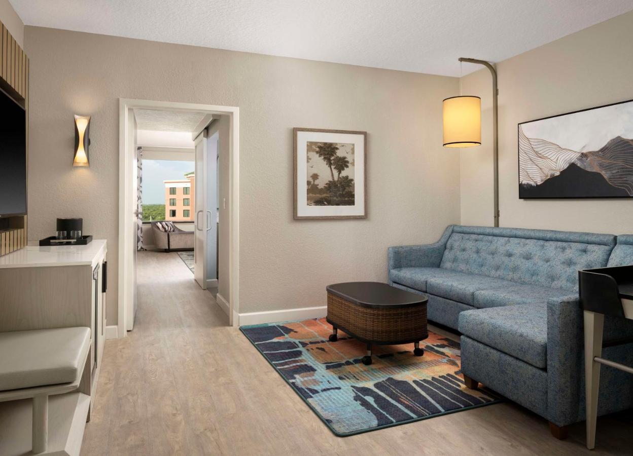 Royale King Pool View Suite