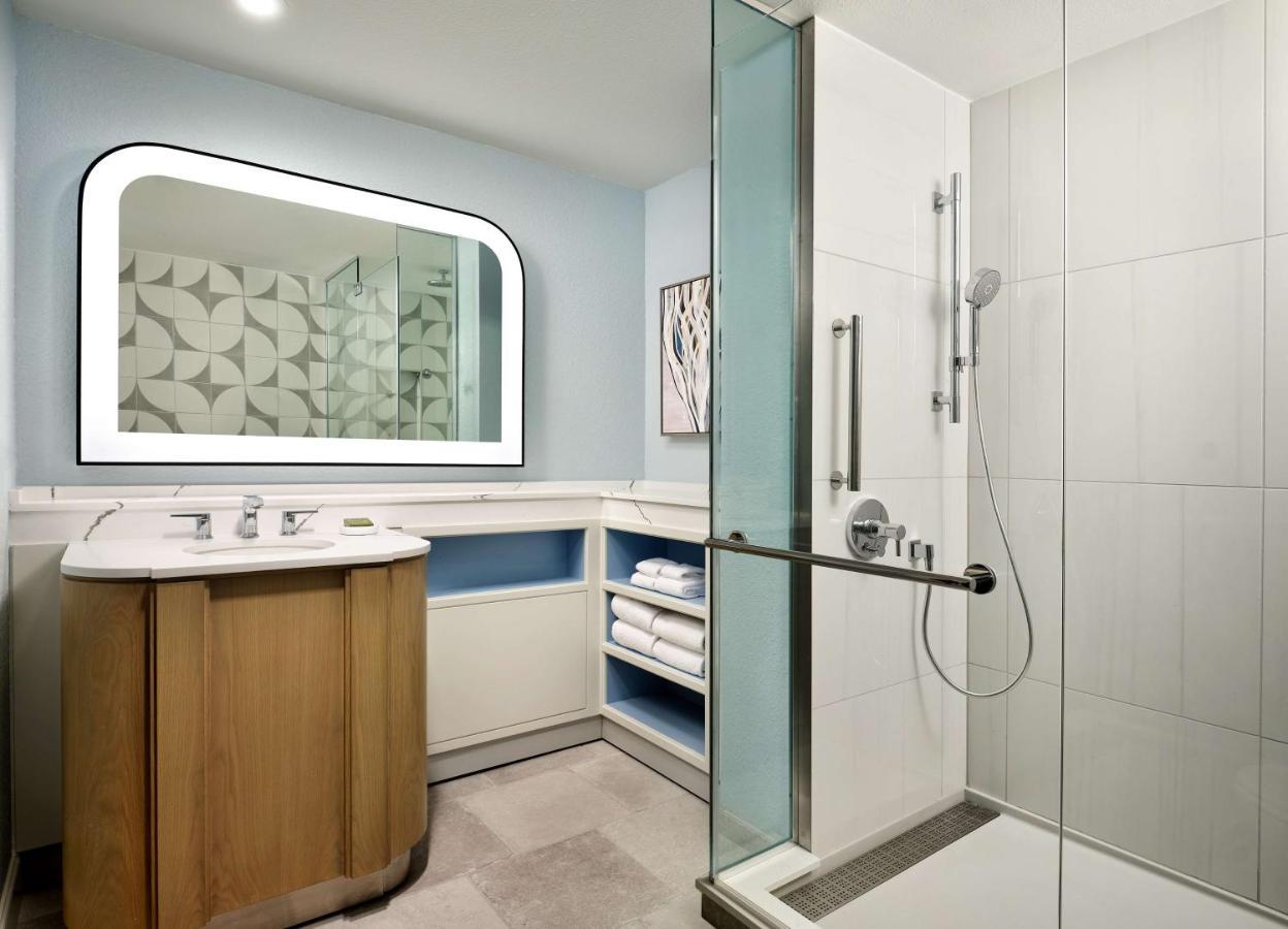 Royale King Pool View Suite