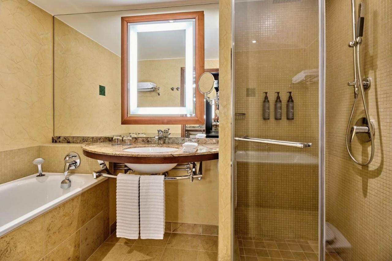 Suite Executive de un dormitorio con cama extragrande y vistas a la ciudad