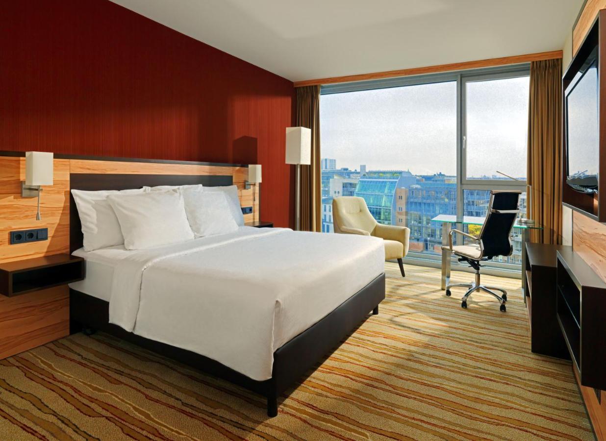 Standard Zimmer mit Kingsize-Bett und Hafenblick