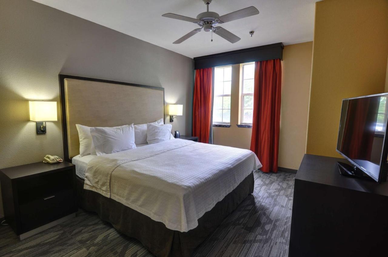 One-Bedroom King Suite - Non-Smoking