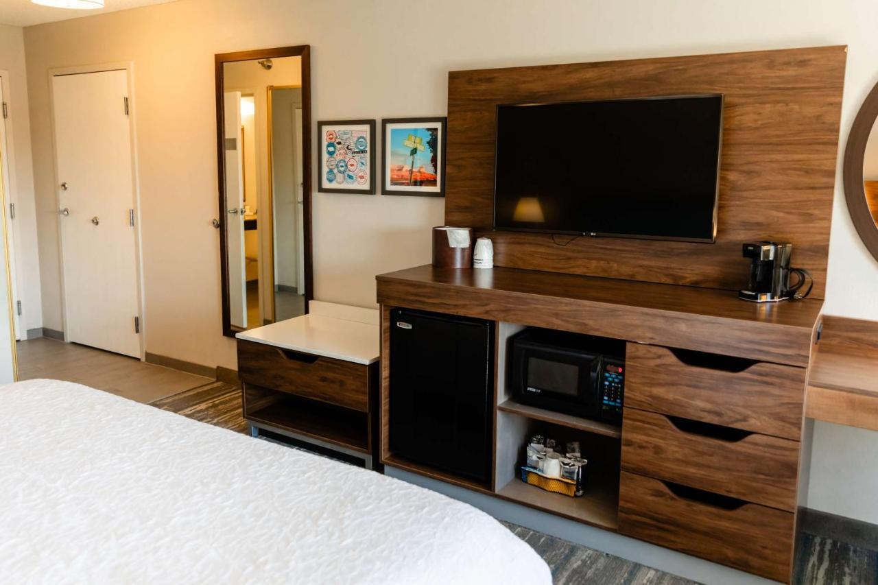 King Room with King Bed - Non-Smoking