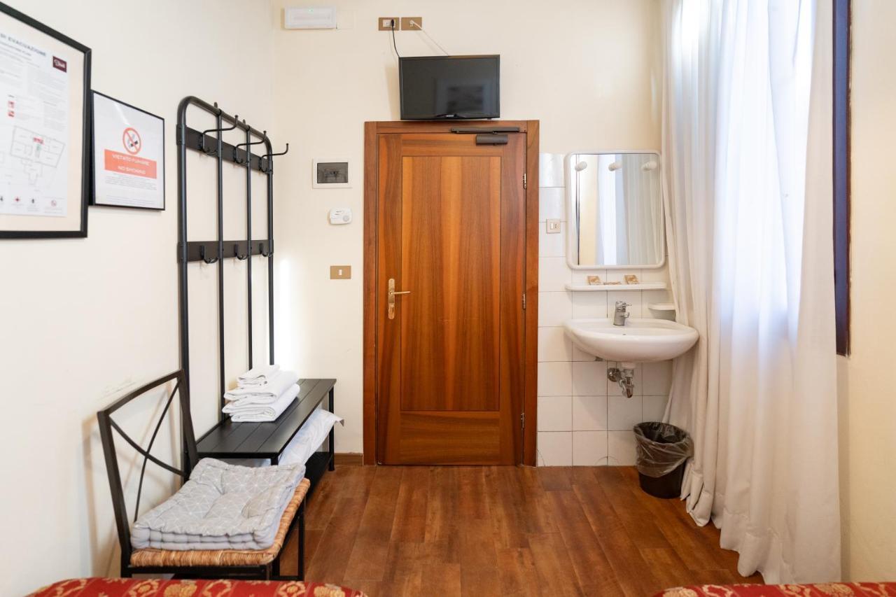Camera Doppia con Letti Singoli e Bagno in Comune