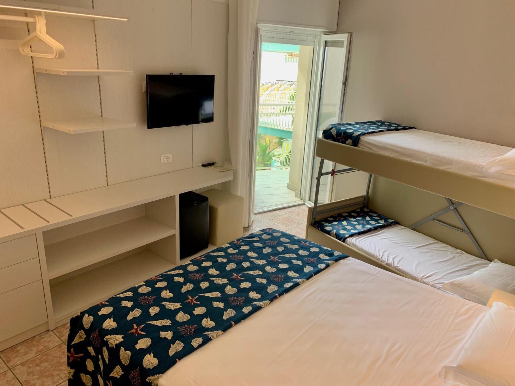 Camera Familiare con Balcone e Vista Mare Laterale (2 Adulti + 2 Bambini)