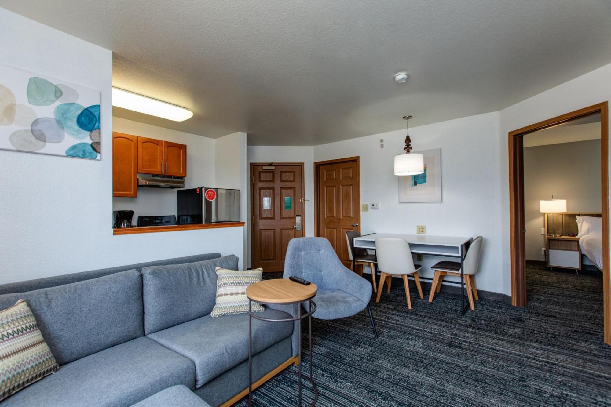 1 Bedroom Suite 1 Queen Sofa bed,1709554017:JPEG