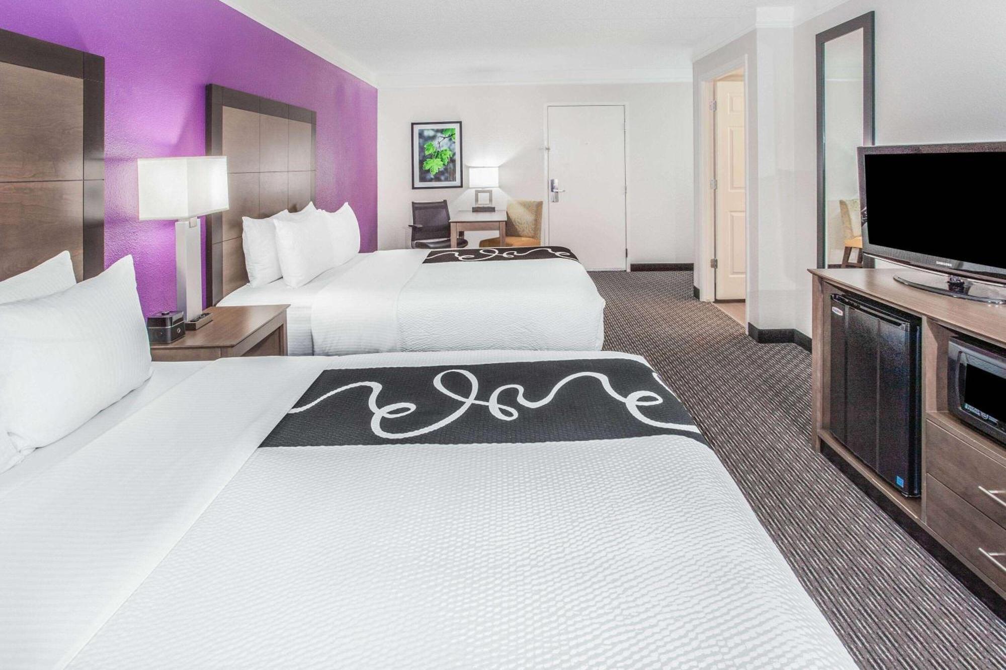 Queen Room with Two Queen Beds and Bath Tub - Mobility/Hearing Accessible - Non-Smoking