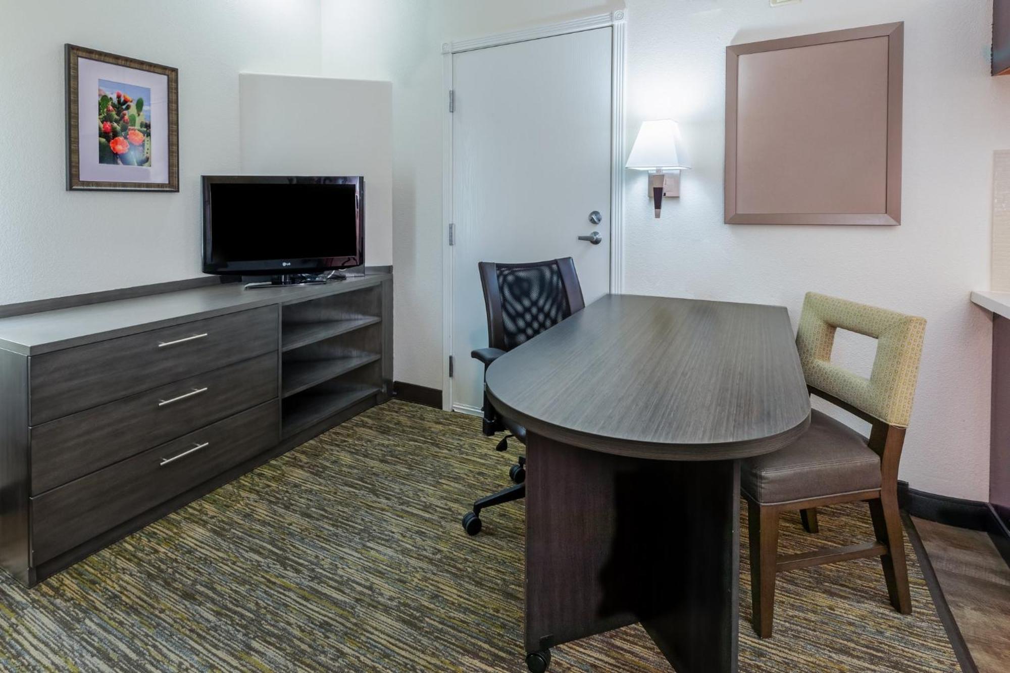 Queen Studio Suite with Bath Tub - Mobility Accessible - Non-Smoking