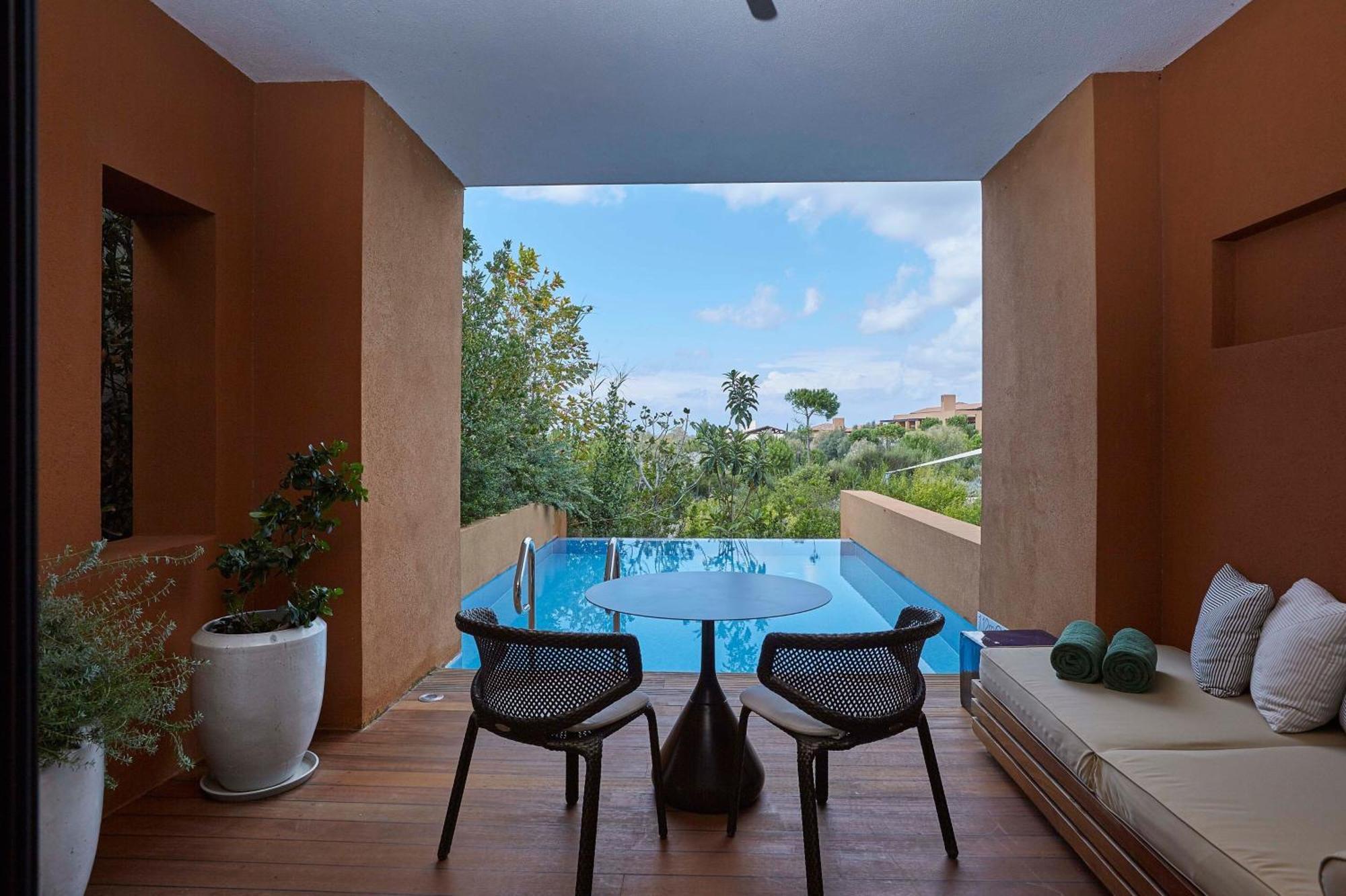 Infinity Room Garden View Guest room 1 King Pool access