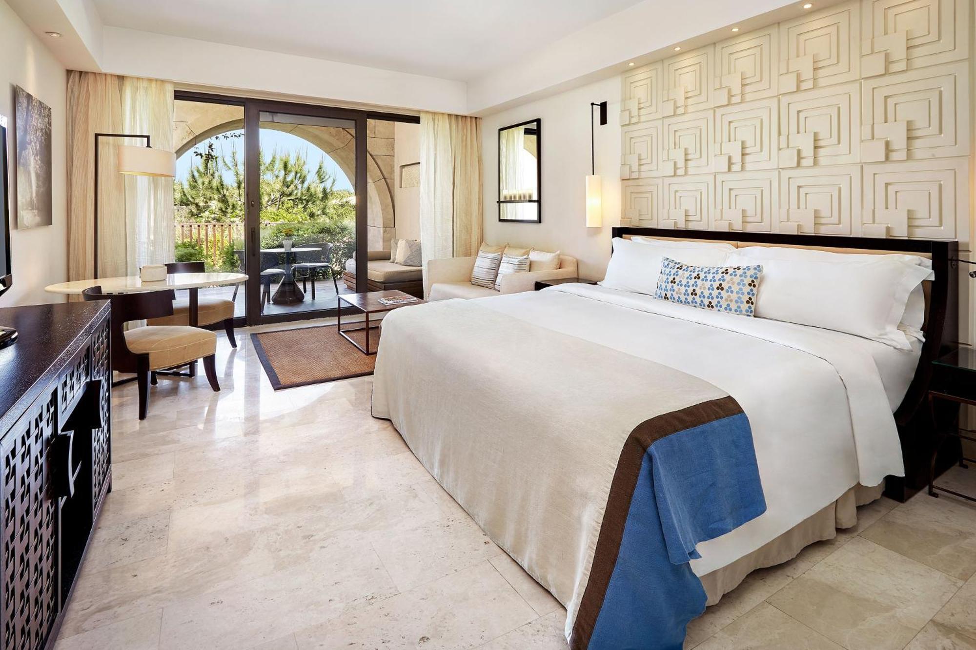Deluxe Garden View Guest room 1 King Balcony