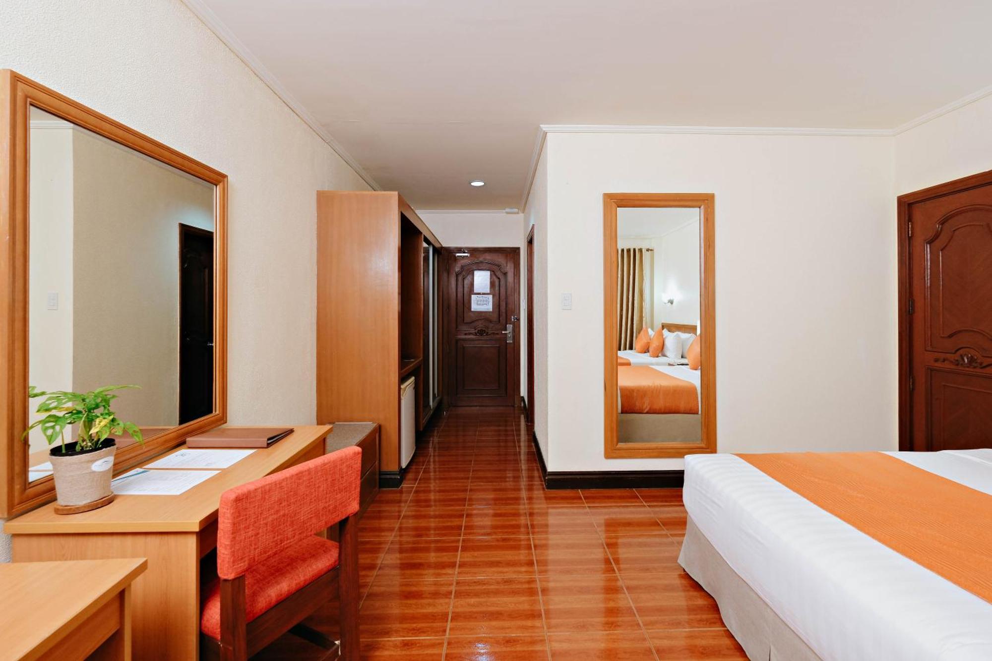 Deluxe Queen Room with Lake View
