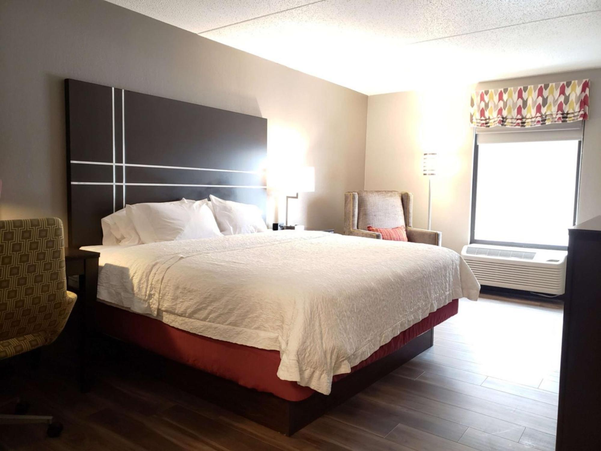 King Room with King Bed - Non-Smoking